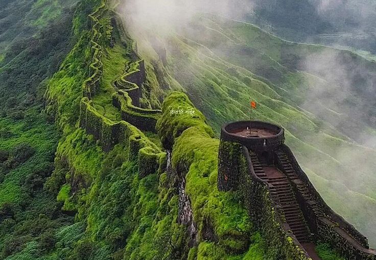 Raigad in the Monsoon: The Same Fort, a Completely Different Climb